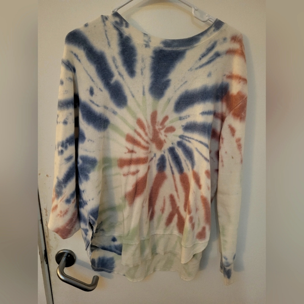Lightweight sweatshirt with raw edge hem. Little ruffle along the bottom